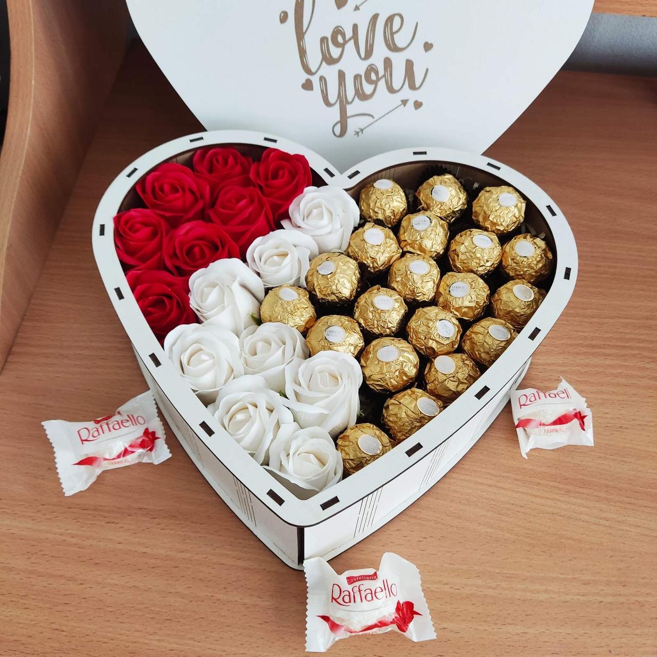 Подарочный бокс с конфетами и розами для девушки на день рождения/праздник 8 марта/день влюбленных (ar61)