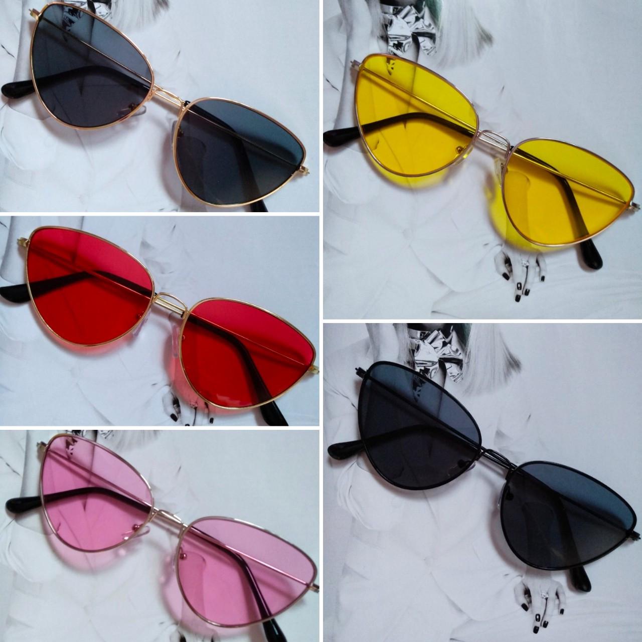 Солнцезащитные очки с цветной линзой треугольной формы