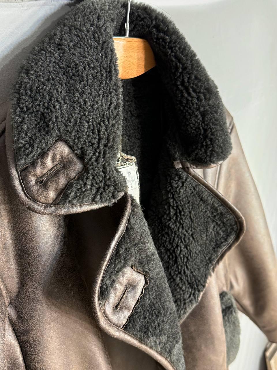 Дубленка женская Aftf Basic 242 с темным мехом на пуговицах S Коричневый (5022) - фото 2 Дубленка женская Aftf Basic 242 с темным мехом на пуговицах S Коричневый (5022) - фото 2