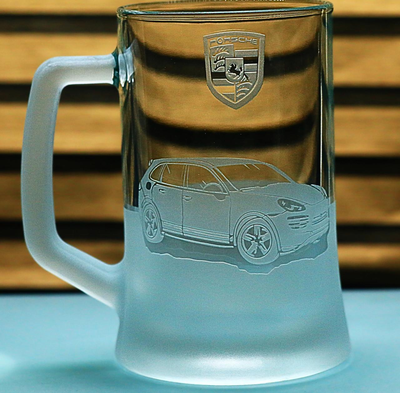 Подарочный пивной бокал с гравировкой Porsche Cayenne 670 мл (2056156774)