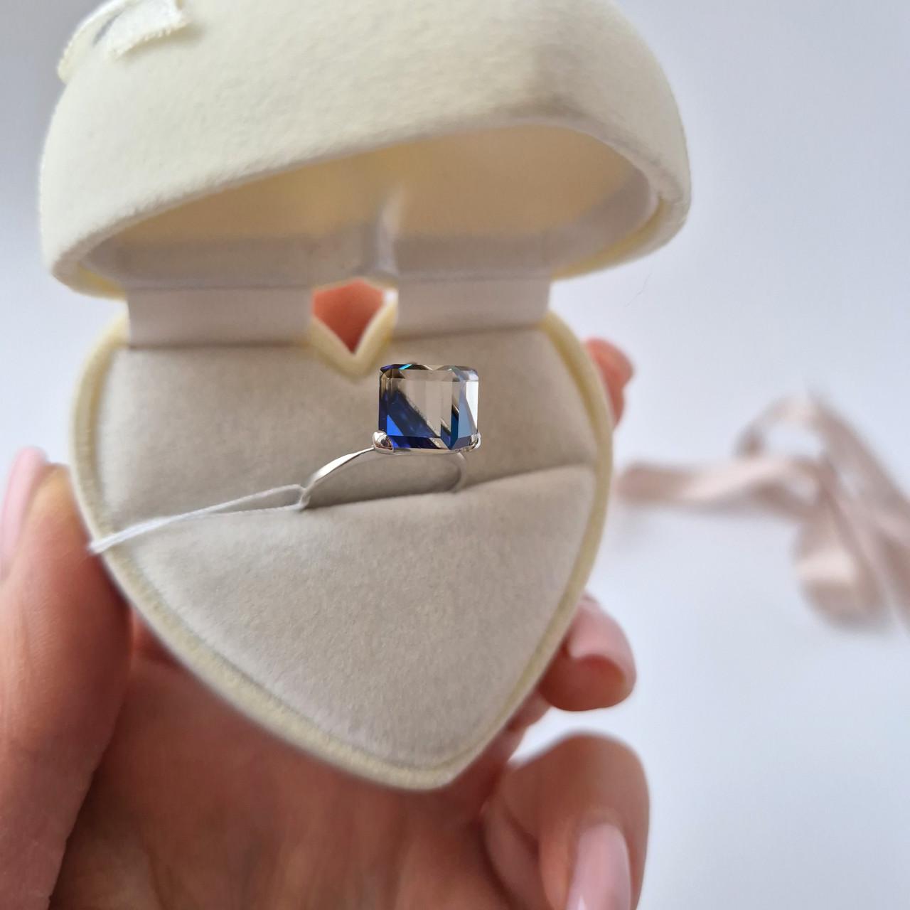 Каблучка Ілюзія Кубик вставка Сваровськи срібло 925 проби родоване 2,59 г р. 16,5 (10004р) - фото 2 Каблучка Ілюзія Кубик вставка Сваровськи срібло 925 проби родоване 2,59 г р. 16,5 (10004р) - фото 2