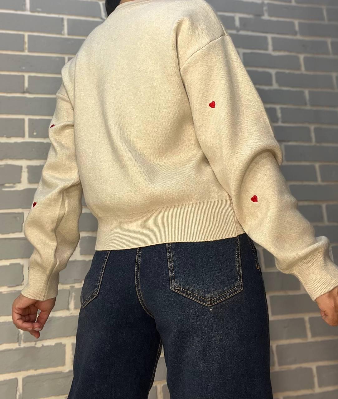 Свитер женский A-N 7075 широкий вышитые сердца OS Бежевый (2916) - фото 5