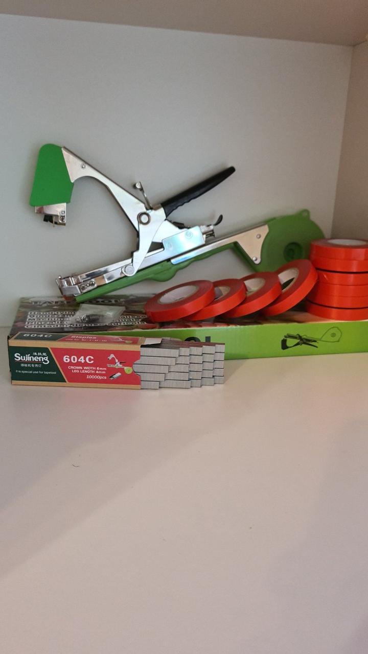 Набор для подвязки растений Tapetool Сречка 300 м 10 бабин и 10000 скоб - фото 4 Набор для подвязки растений Tapetool Сречка 300 м 10 бабин и 10000 скоб - фото 4