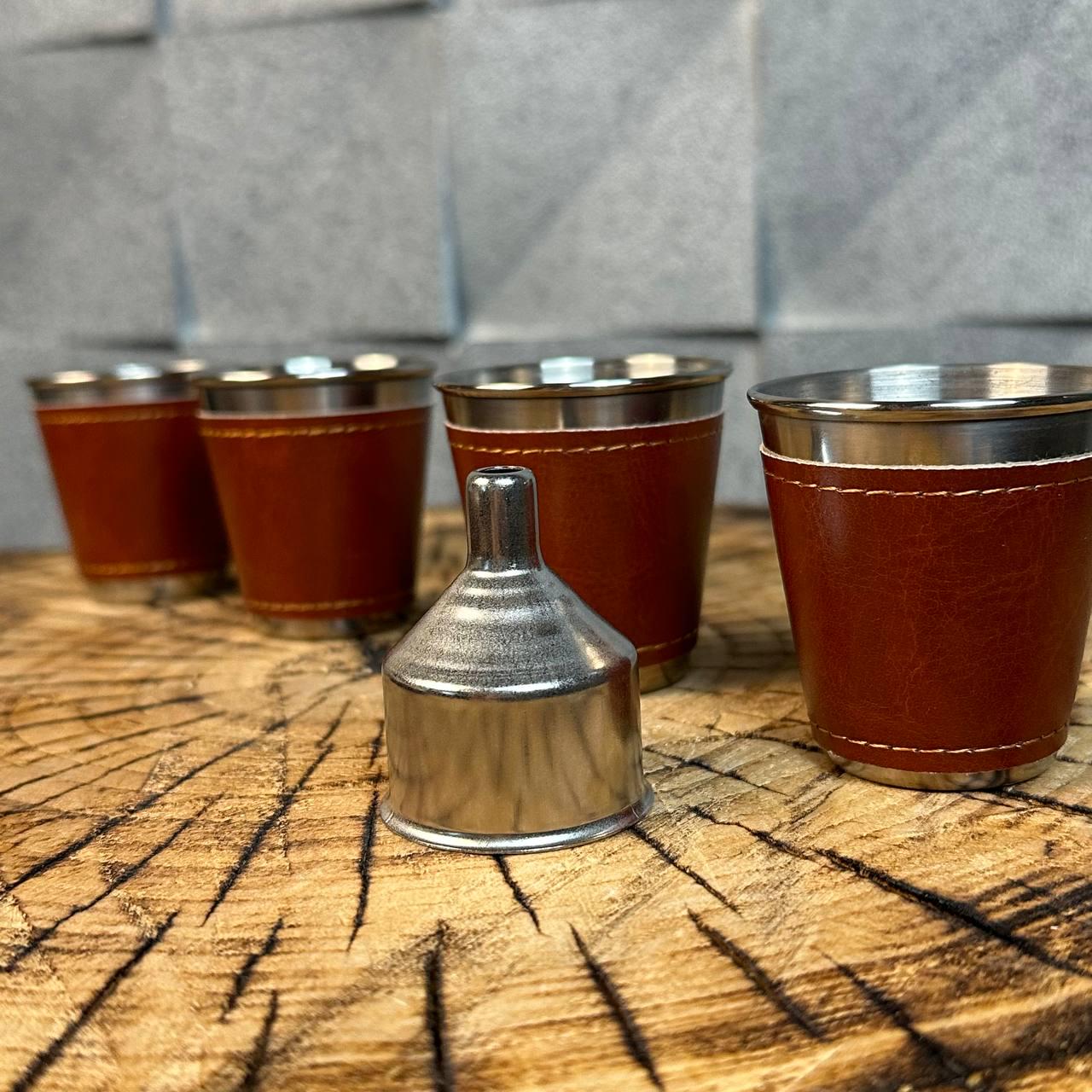 Набір фляга для алкоголю та 4 чарки в оздобленні екошкірою у подарунковій коробці (61011) - фото 4 Набір фляга для алкоголю та 4 чарки в оздобленні екошкірою у подарунковій коробці (61011) - фото 4