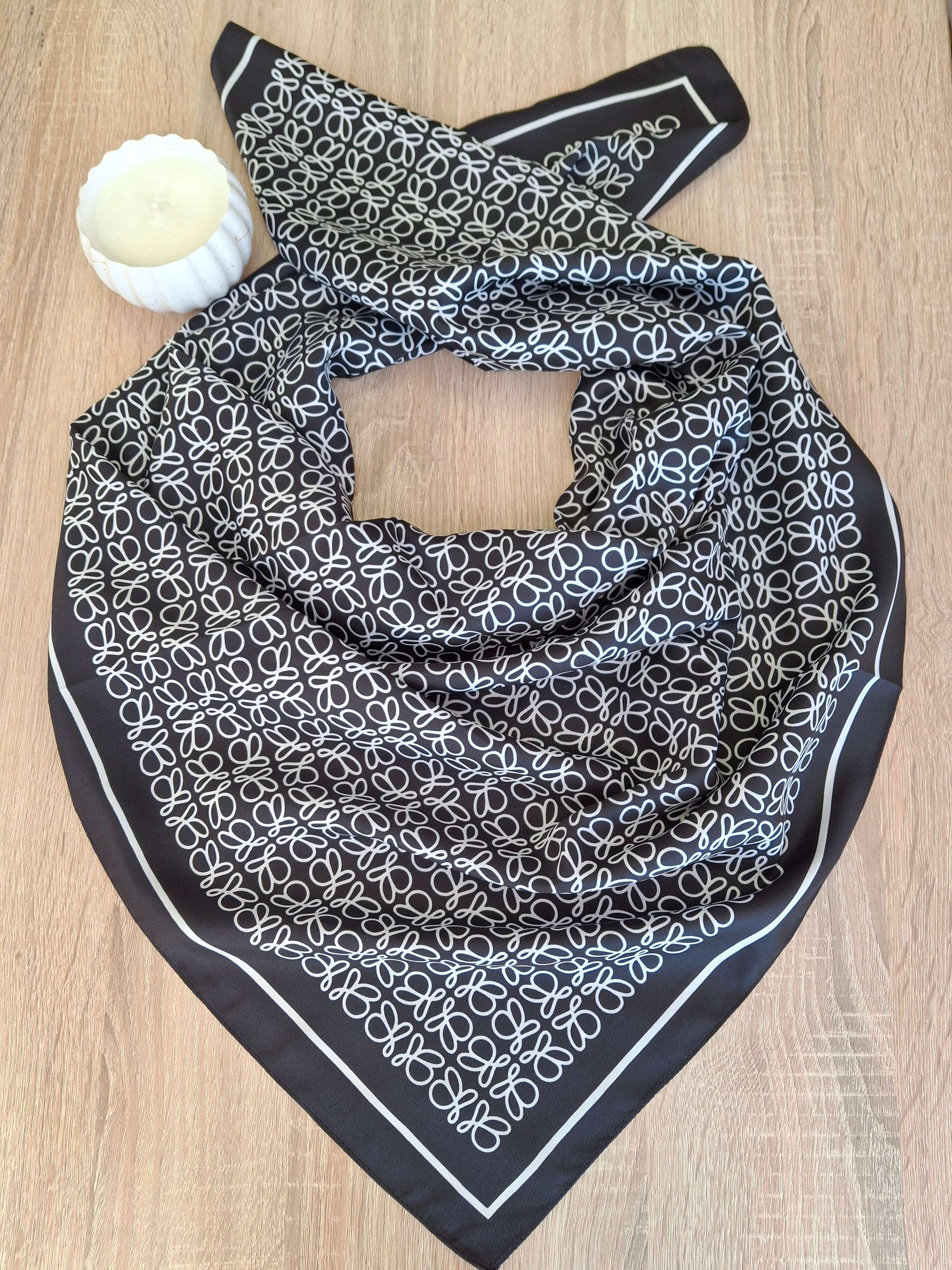 Платок женский шелковый Узоры абстракция 90х90 см Черный с белым