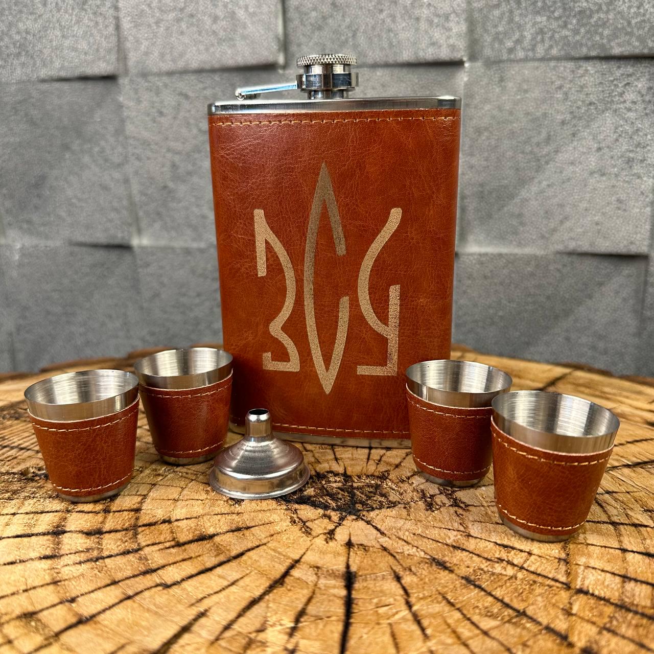 Набір фляга для алкоголю і 4 чарки в подарунковій коробці з гравіюванням ЗСУ Набір фляга для алкоголю і 4 чарки в подарунковій коробці з гравіюванням ЗСУ