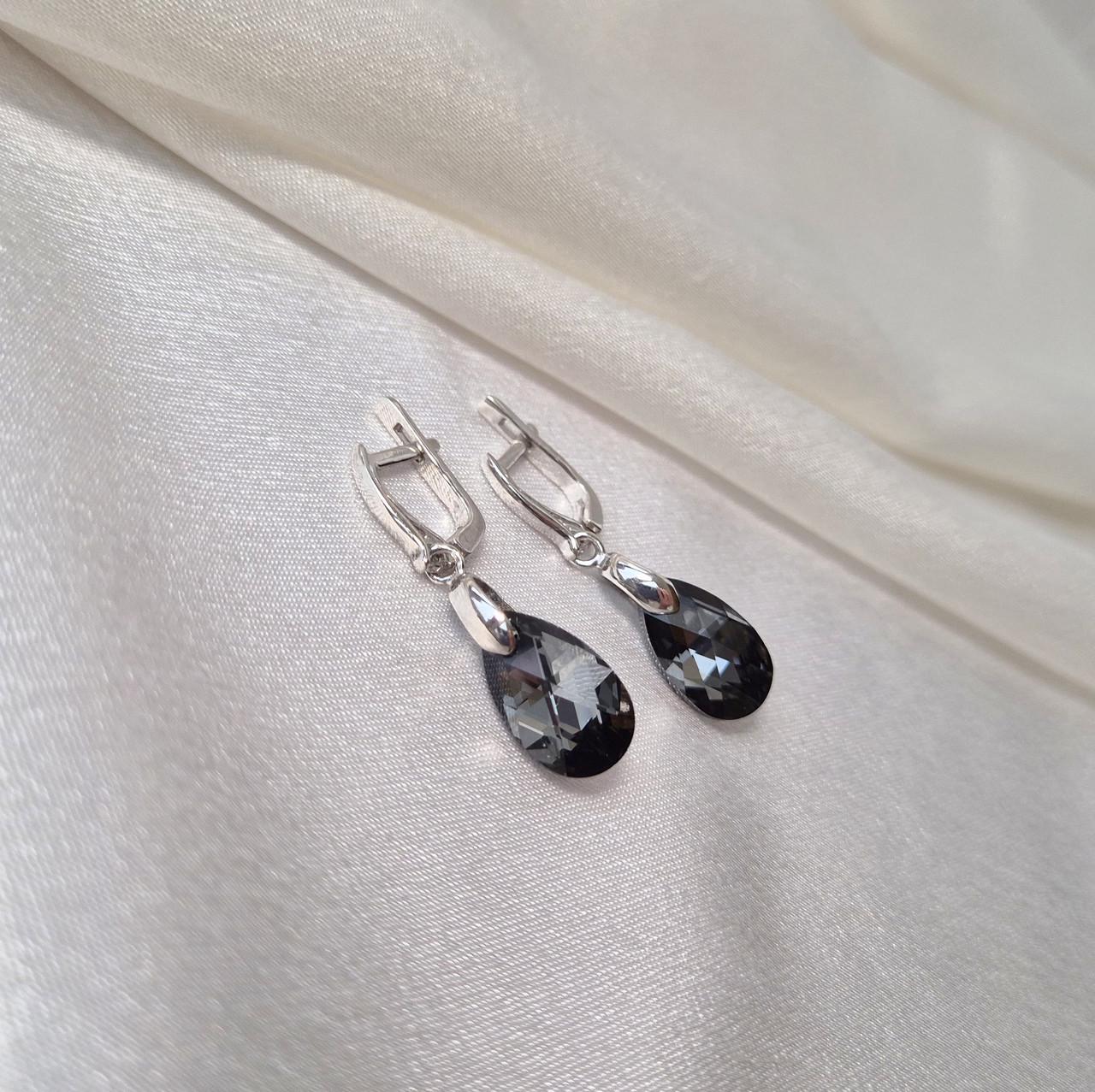 Серебряные серьги Мерцание Капельки с камнями Сваровски Серебро 925 пробы родованное 4,48 г (20012г)