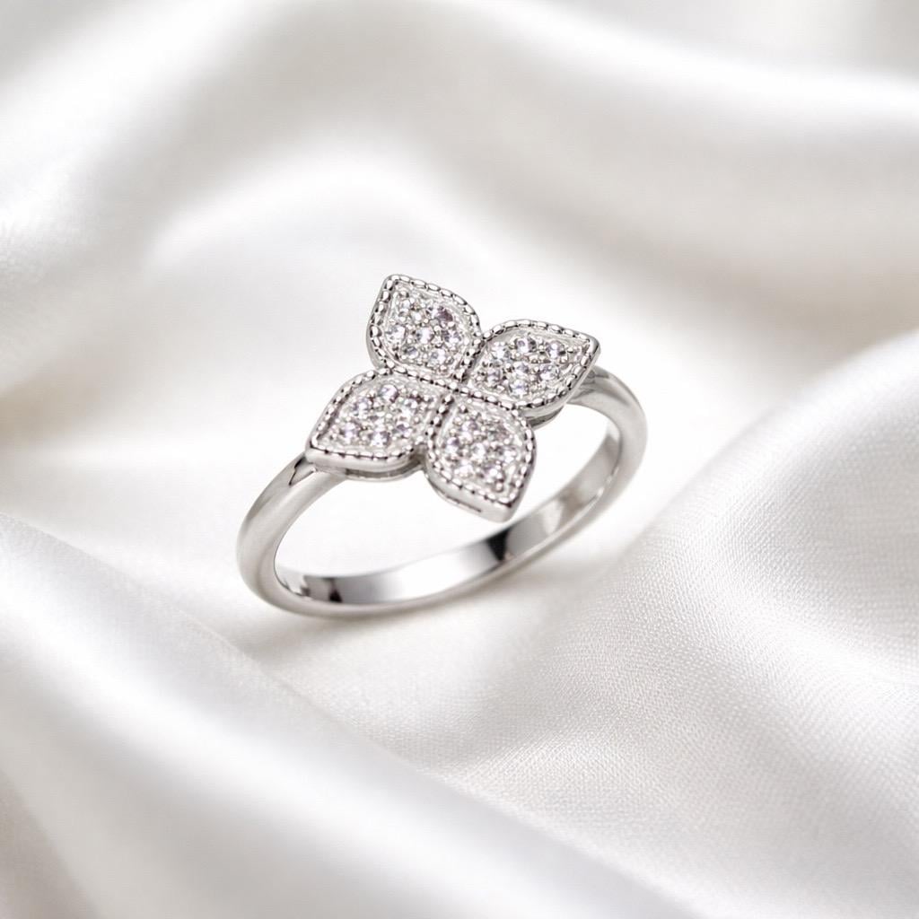 Кольцо серебрянное LoveR в форме цветка с фианитами р. 16,5 Кольцо серебрянное LoveR в форме цветка с фианитами р. 16,5