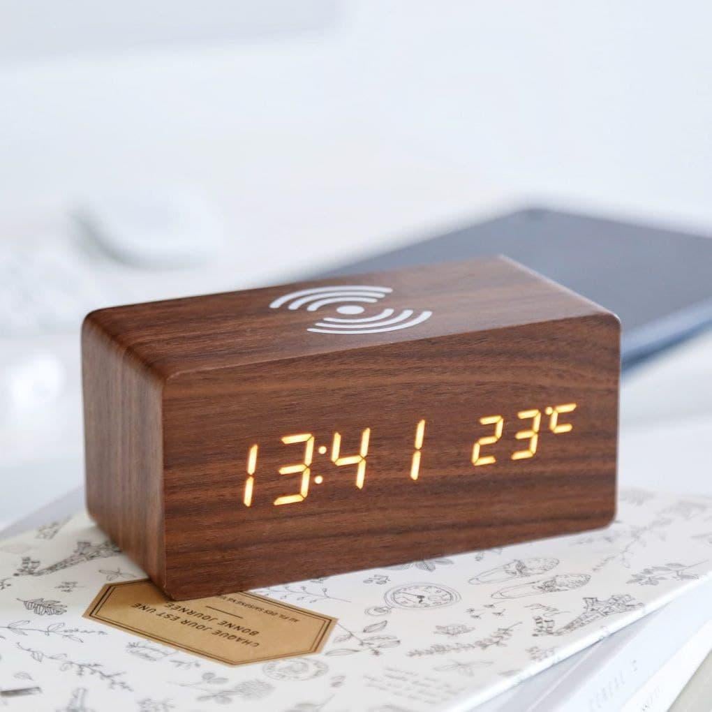 Настольные часы QINETIQ 1000 с беспроводной зарядкой 10W Brown