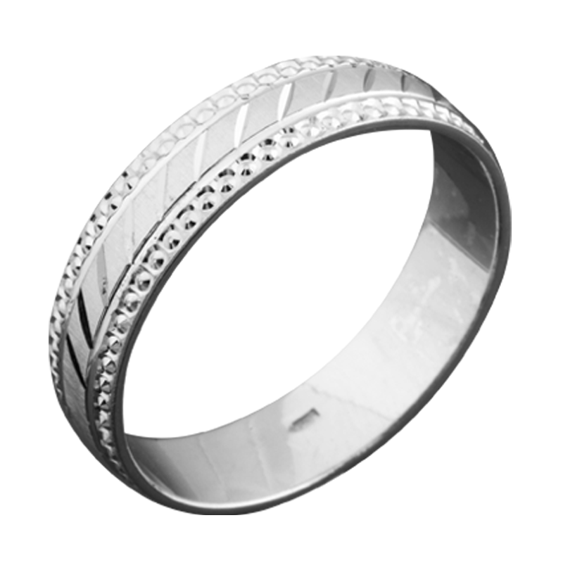 Обручальное кольцо серебряное с диагональной гравировкой р. 18