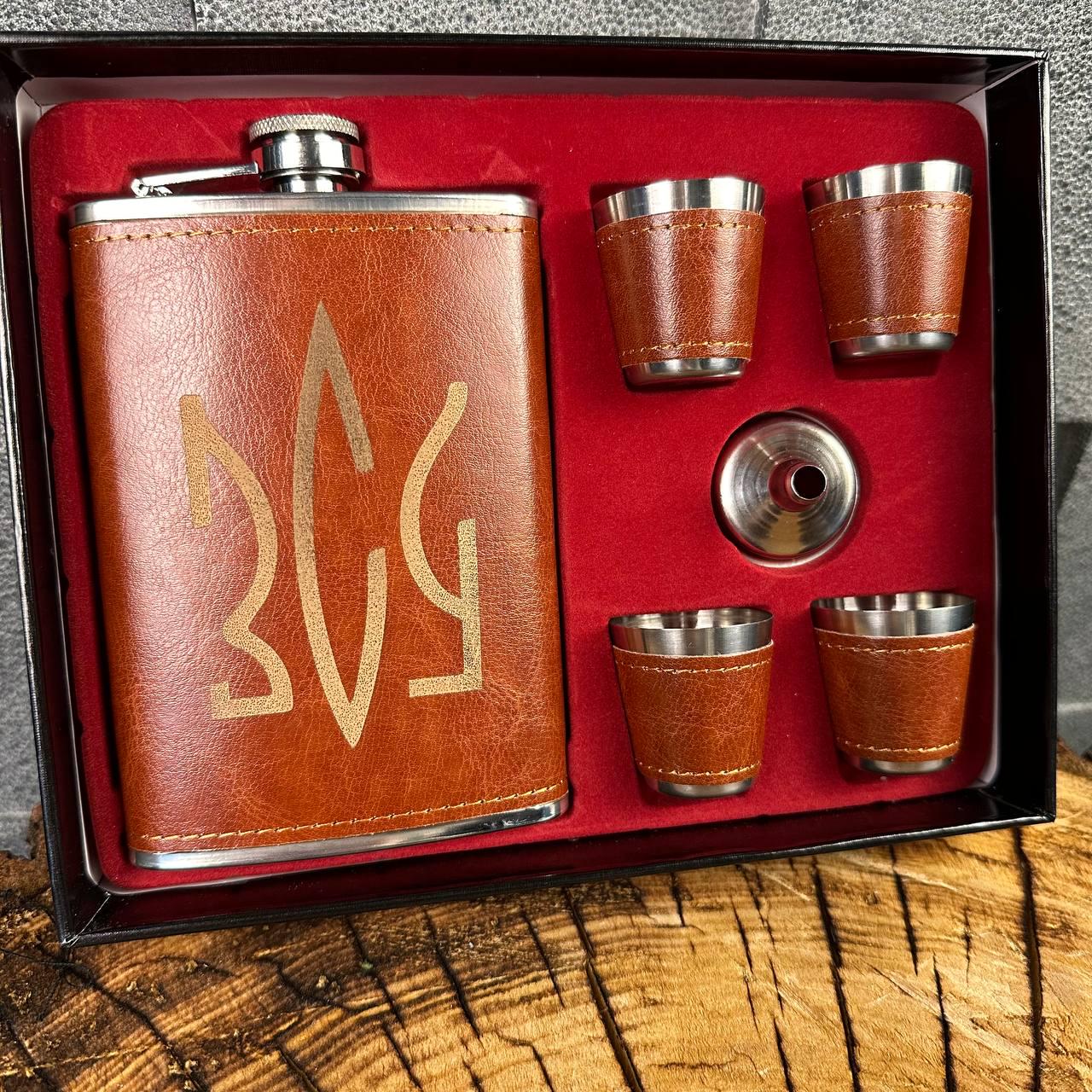 Набір фляга для алкоголю і 4 чарки в подарунковій коробці з гравіюванням ЗСУ - фото 8 Набір фляга для алкоголю і 4 чарки в подарунковій коробці з гравіюванням ЗСУ - фото 8
