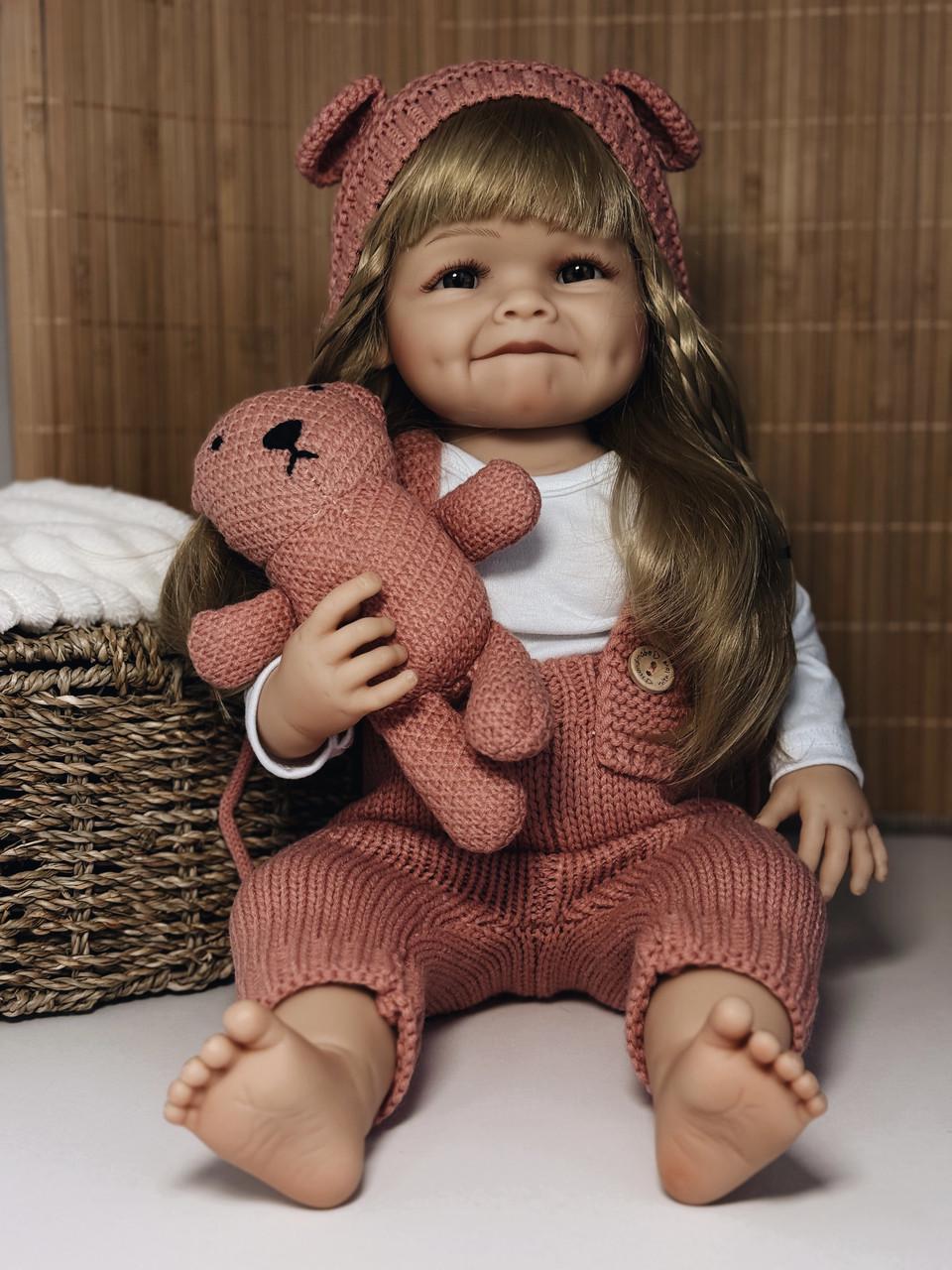 Кукла кукла реалистичная KEIUMI винил-силиконовая в комбинезоне и шапочке с аксессуарами 55 см Розовый
