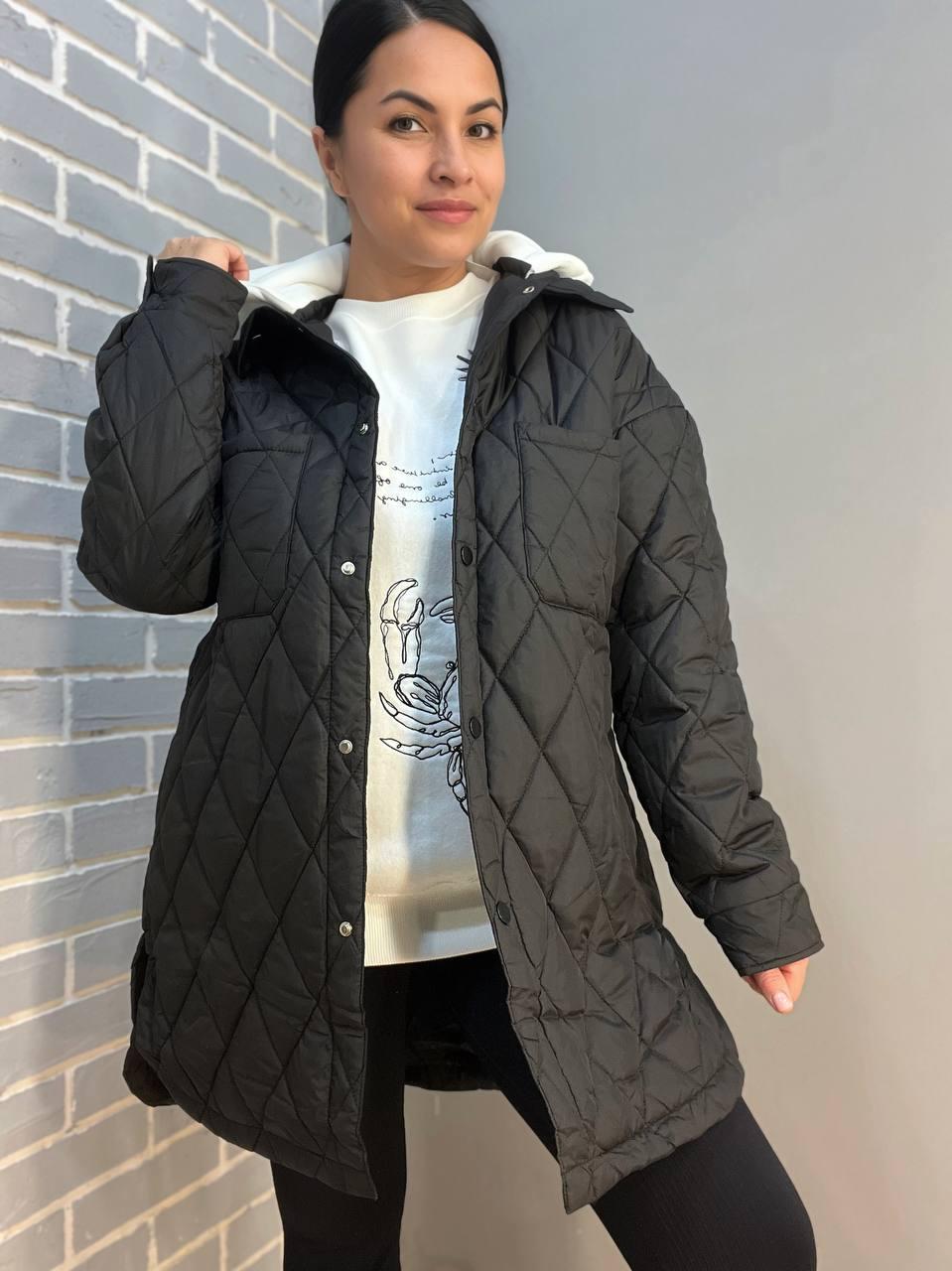 Куртка женская HAIZIYUAN 1870 длинная рубашка наложенные карманы на кнопках трикотажный капюшон M Черный (1652) - фото 4