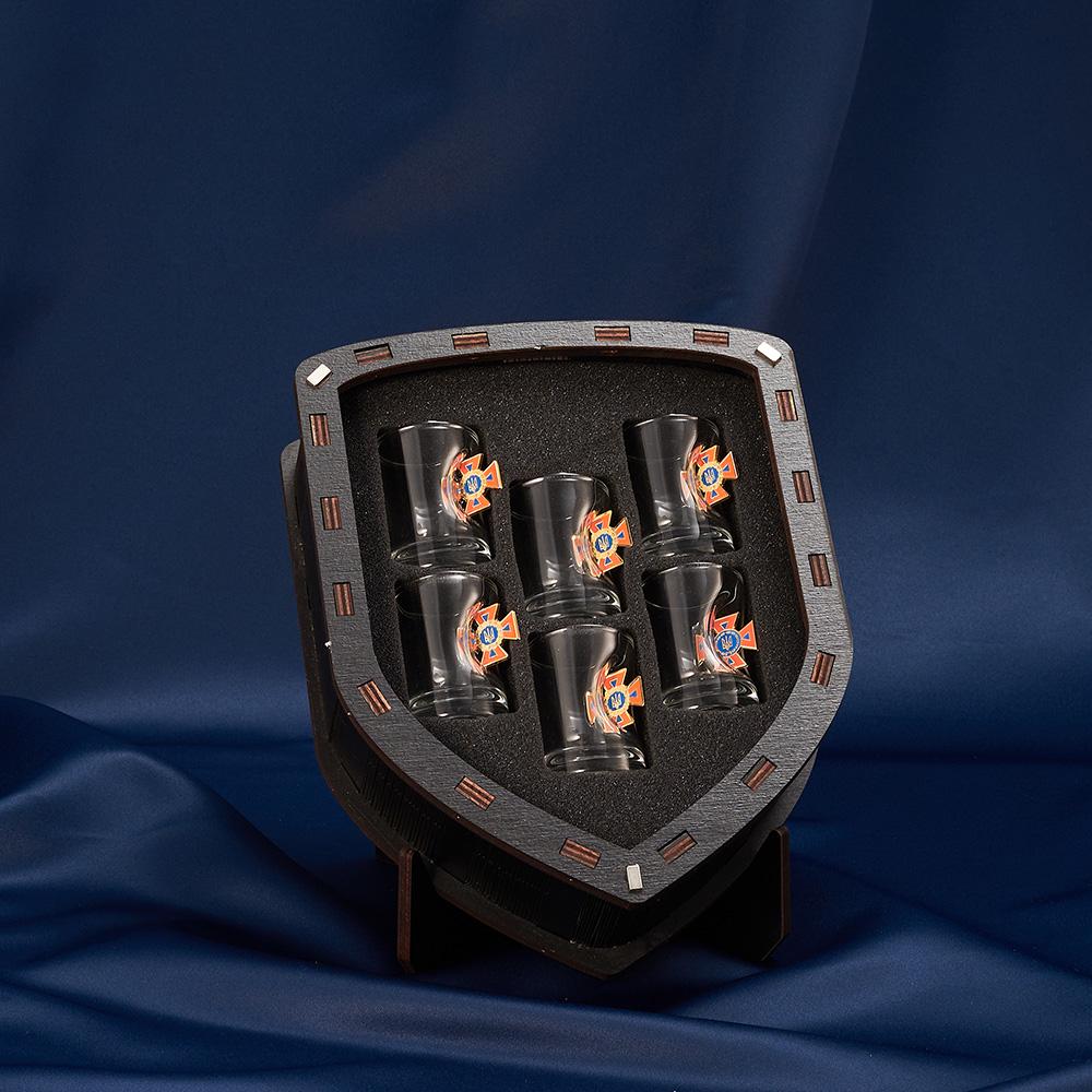 Подарочный набор рюмок с шевроном ГСЧС маленький (28421072) - фото 3 Подарочный набор рюмок с шевроном ГСЧС маленький (28421072) - фото 3