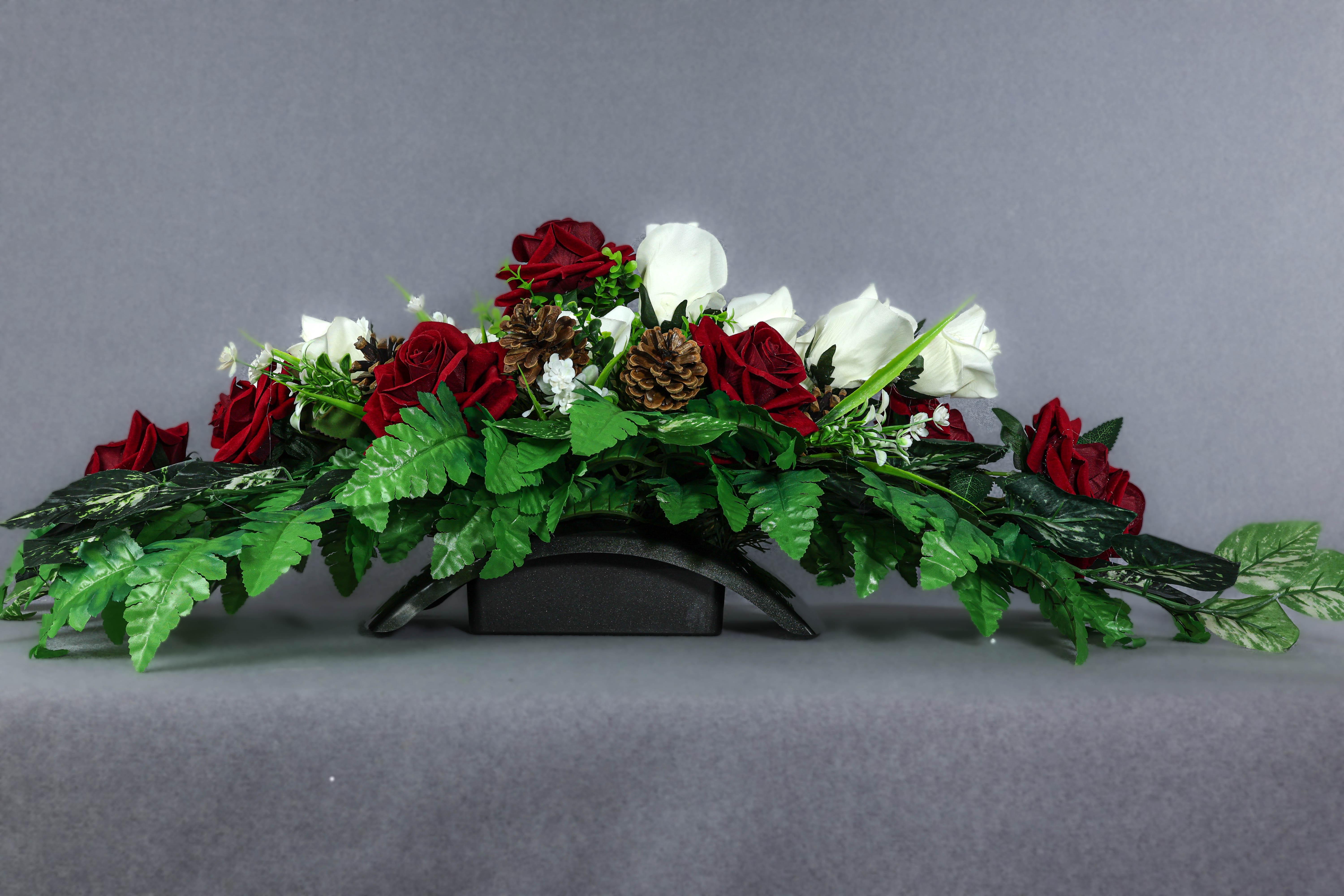 Композиція ритуальна квіткова на могилу GALA DECOR з елітними 22 оксамитовими трояндами та шишками 80х25 см
