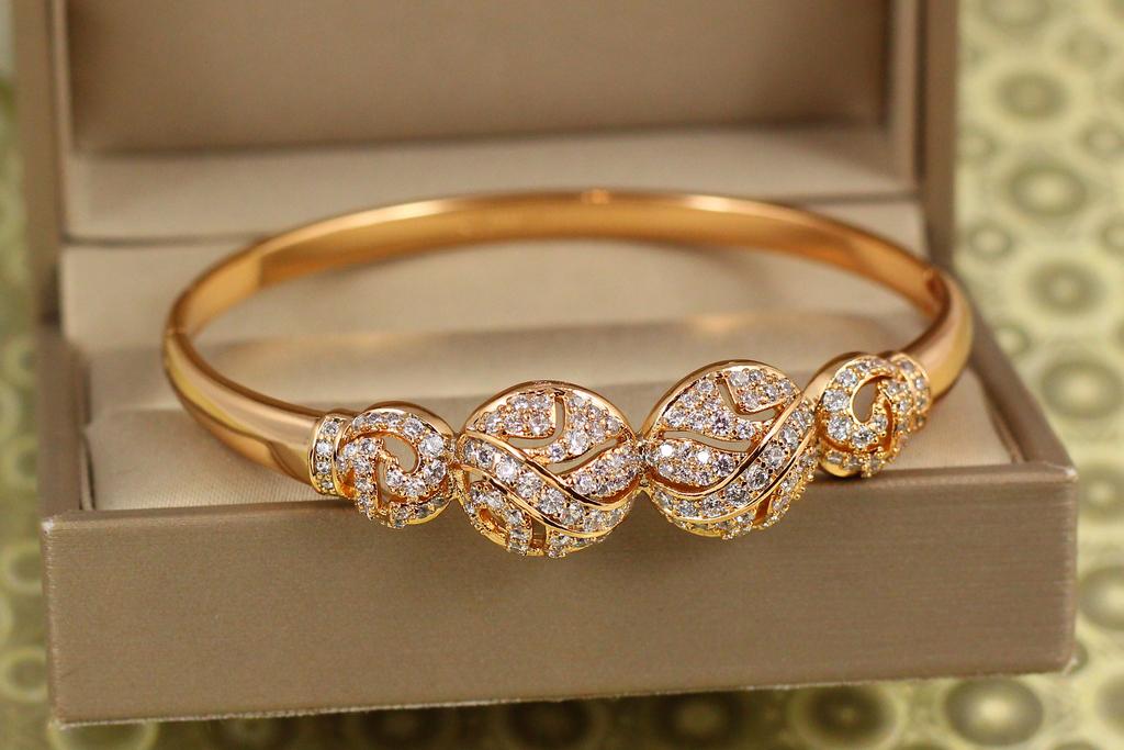 Браслет бенгл Xuping Jewelry Светящиеся орбиты на руку от 16-18 см Золотистый (34068294)
