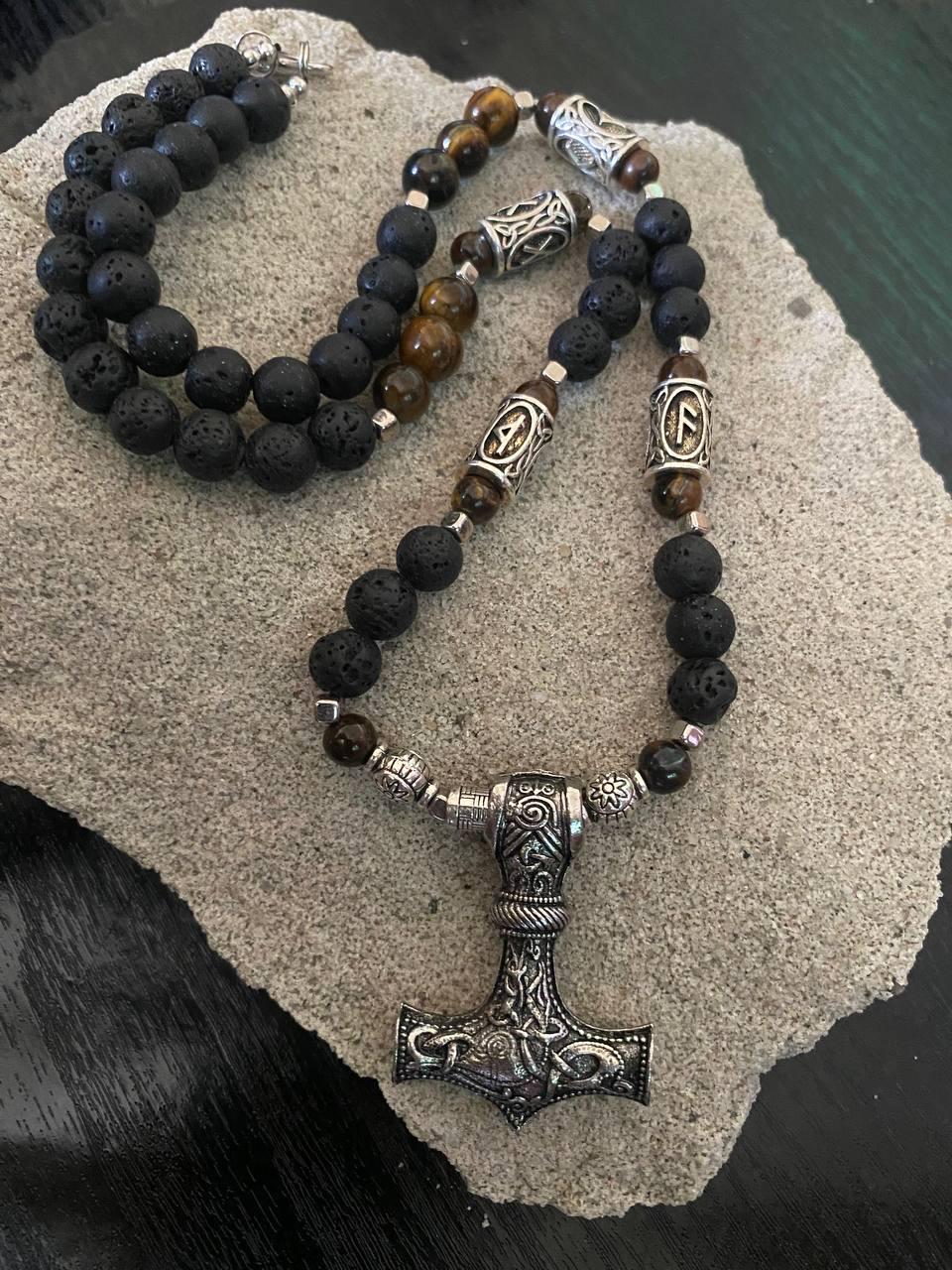 Колье LITAURS из натурального камня вулканическая лава тигровый глаз со стальными вставками рунами и кулоном оберег молот Тора (24076) - фото 4