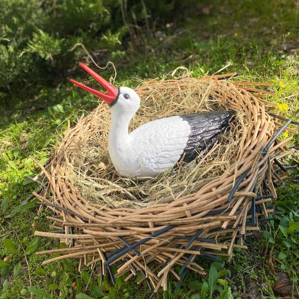 Садова фігура Лелеченя з піднятим клювом у гнізді з ротангу d 45 см 27x10x34 см
