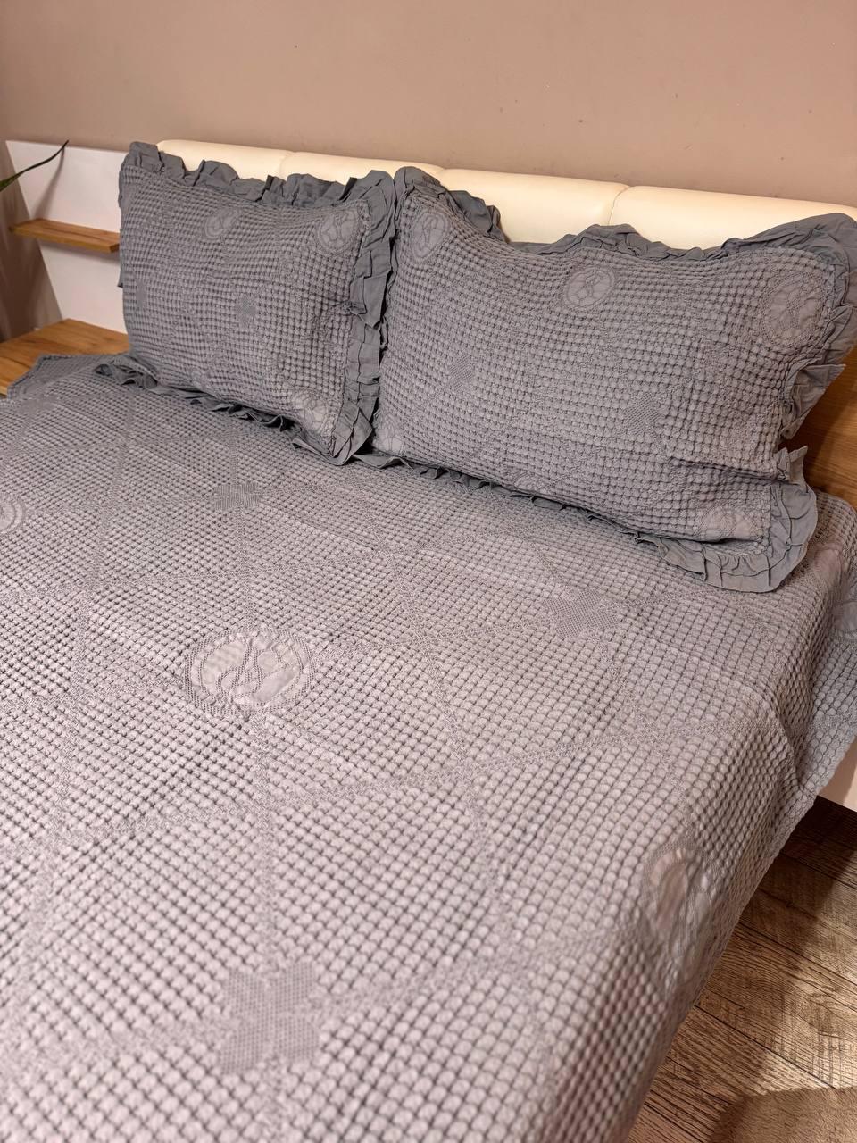 Комплект вафельный евро покрывало-простынь 200х230 см/наволочки с рюшами 2 шт. 50х70 см Графитовый (П4К-al-n-vaf-004) - фото 2 Комплект вафельный евро покрывало-простынь 200х230 см/наволочки с рюшами 2 шт. 50х70 см Графитовый (П4К-al-n-vaf-004) - фото 2