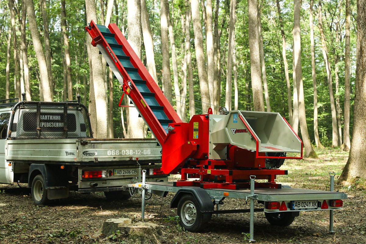 Подрібнювач гілок Arpal на шматки дров з бензиновим двигуном на причепі з поворотною платформою (АМ-200БД-К) - фото 18 Подрібнювач гілок Arpal на шматки дров з бензиновим двигуном на причепі з поворотною платформою (АМ-200БД-К) - фото 18