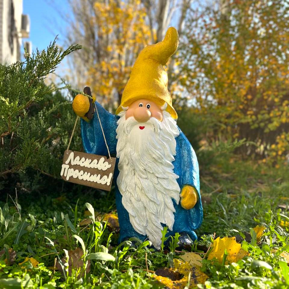 Садова фігура гном привітальник з табличкою Ласкаво просимо 50х25х22 см