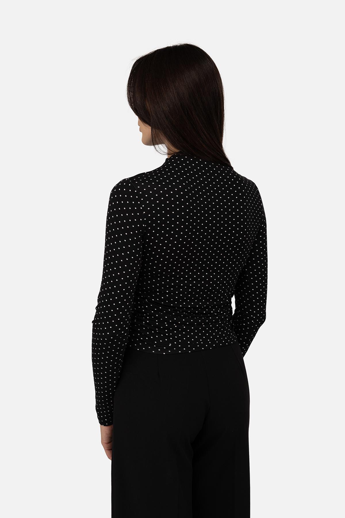 Футболка з довгим рукавом жіноча ЦБ-00268956 р. 48 Чорний (SKT001042090) - фото 3 Футболка з довгим рукавом жіноча ЦБ-00268956 р. 48 Чорний (SKT001042090) - фото 3