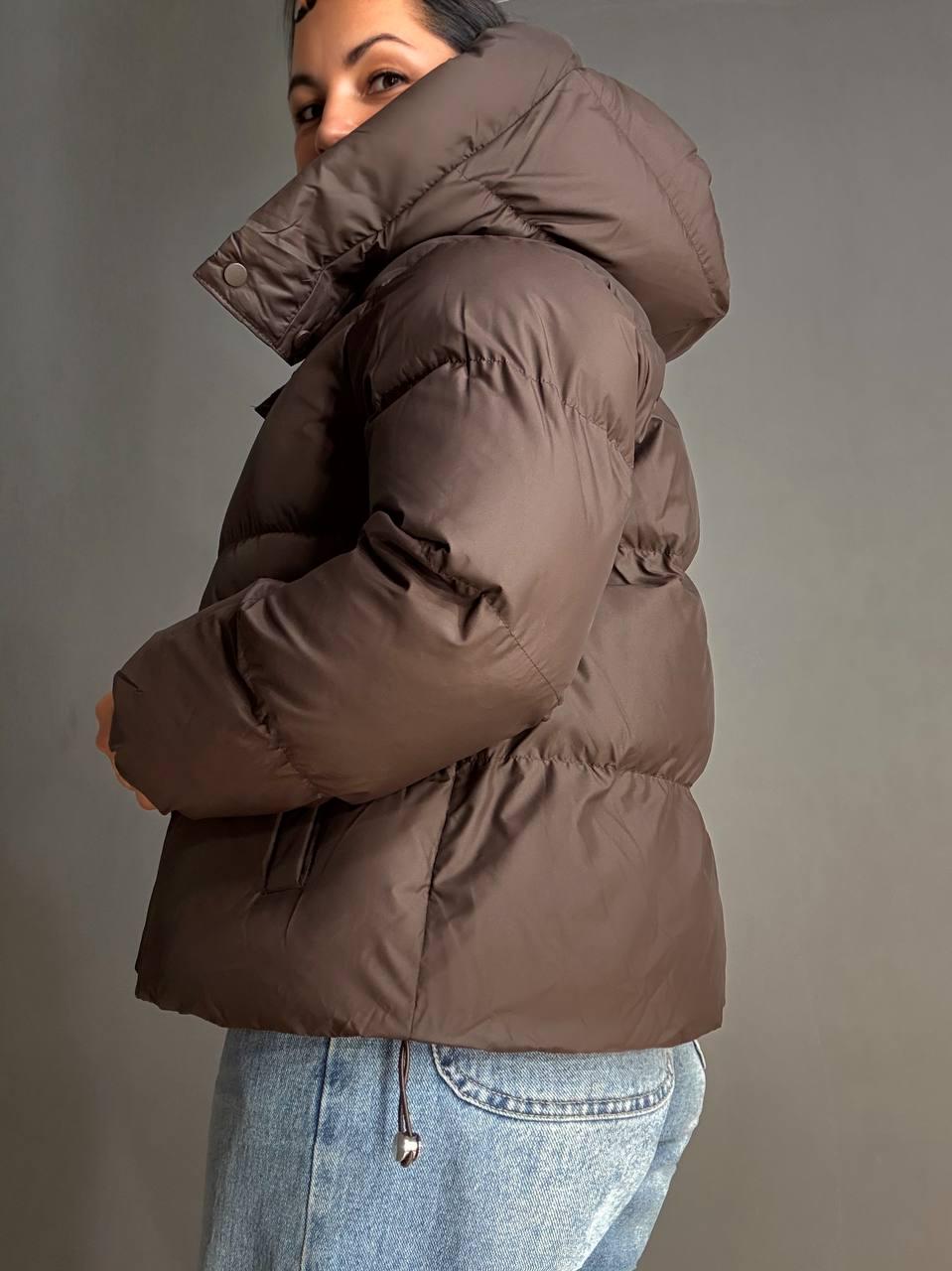 Куртка женская Lady Yep 10005 дутая пуффер с капюшоном р. 42 Коричневый - фото 7 Куртка женская Lady Yep 10005 дутая пуффер с капюшоном р. 42 Коричневый - фото 7