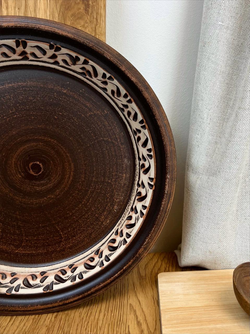 Тарілка керамічна глиняна різьблена ангоб 24 см (3001-5) - фото 6 Тарілка керамічна глиняна різьблена ангоб 24 см (3001-5) - фото 6