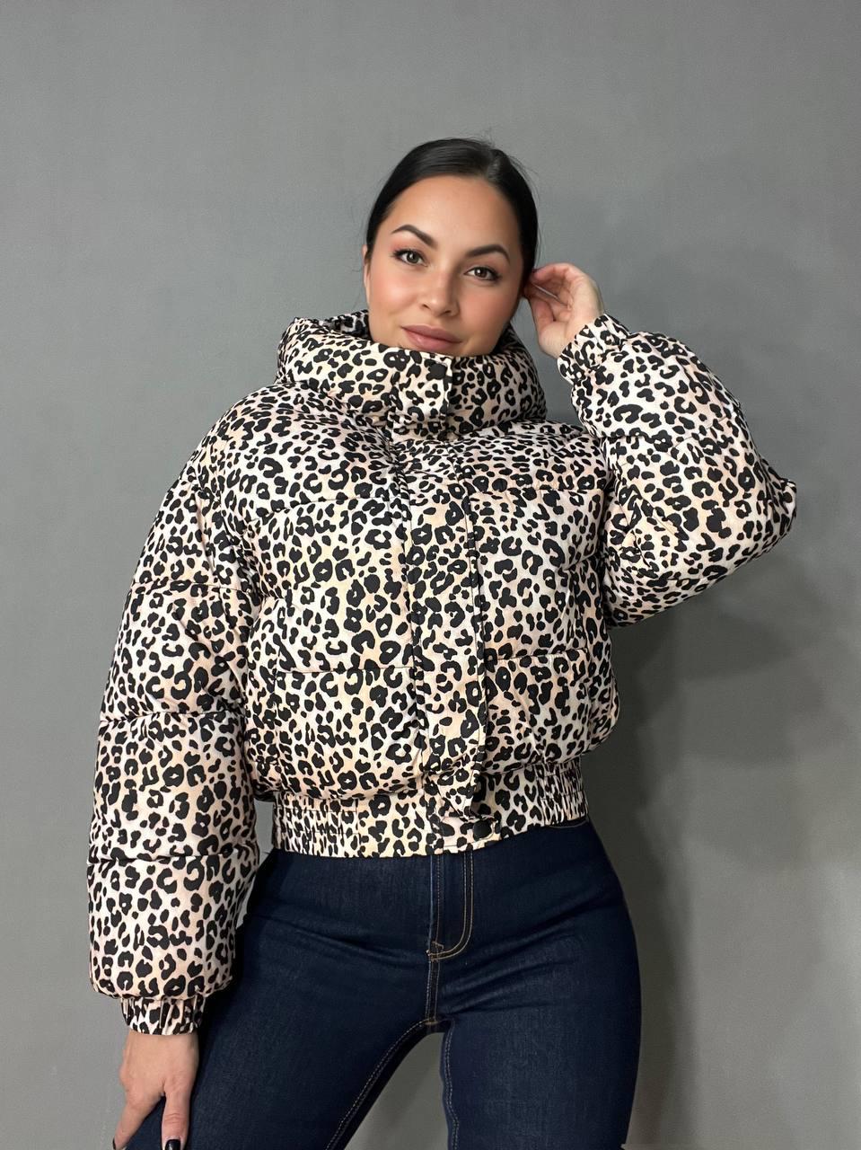 Куртка женская Lady Yep 9006 короткая с капюшоном леопардовый принт на резинке демисезонная р. 46 Бежевый (3271) - фото 4 Куртка женская Lady Yep 9006 короткая с капюшоном леопардовый принт на резинке демисезонная р. 46 Бежевый (3271) - фото 4