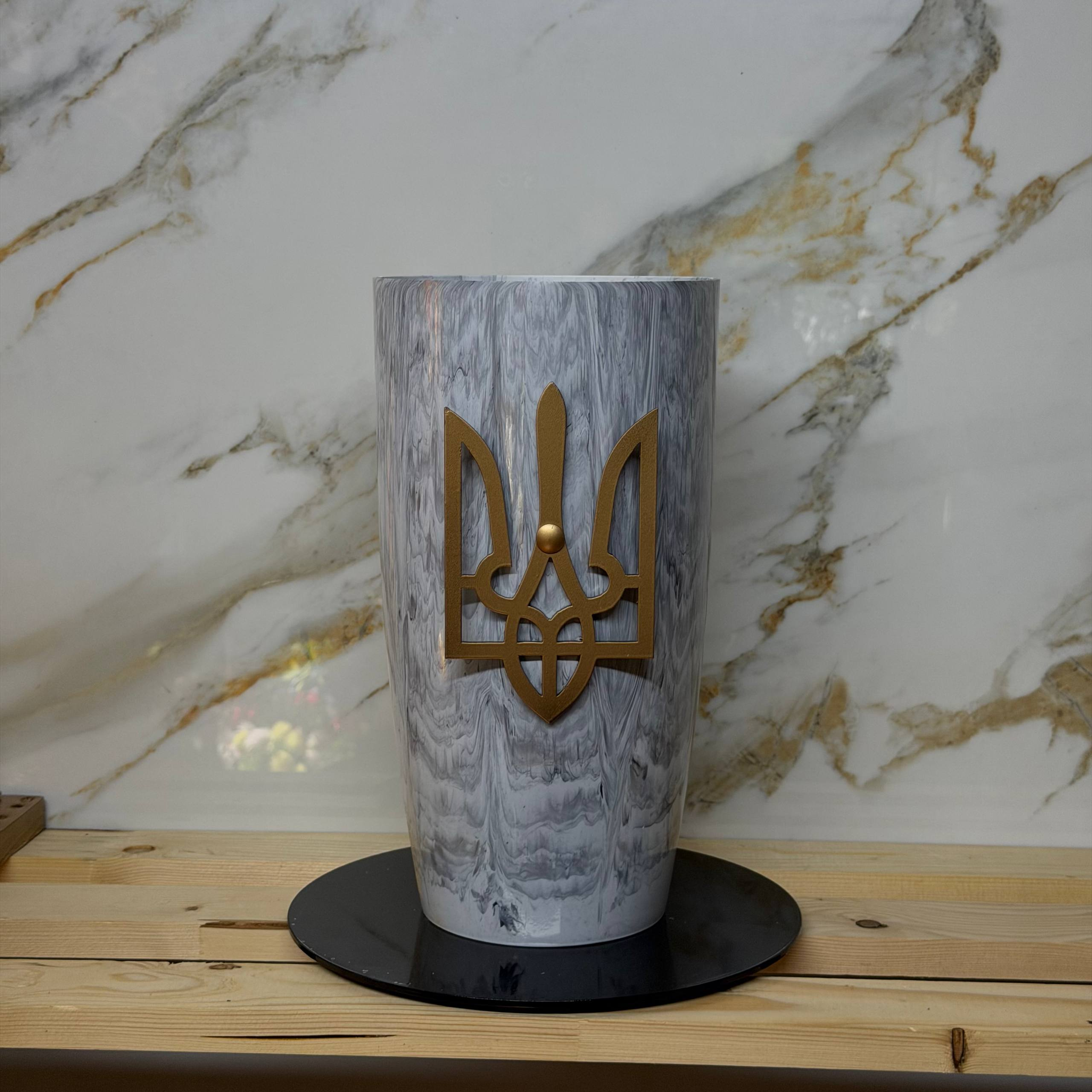 Ваза с трезубом на металлической основе Мрамор/Бронзовый (HFBWSH)
