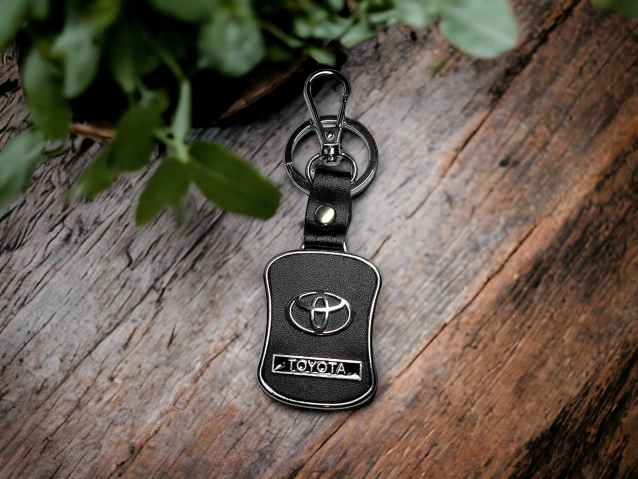 Брелок с логотипом авто Toyota металлический со вставками натуральной кожи карабин с кольцом (1828823122)