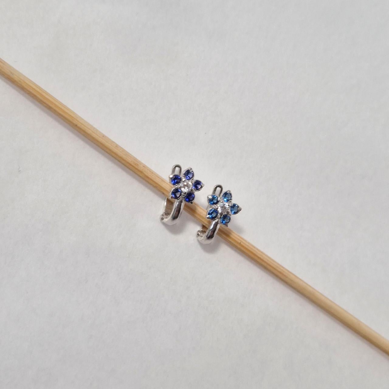 Серьги детские цветок с синими камнями серебро 925 пробы родированное 1,02 г (82595с)