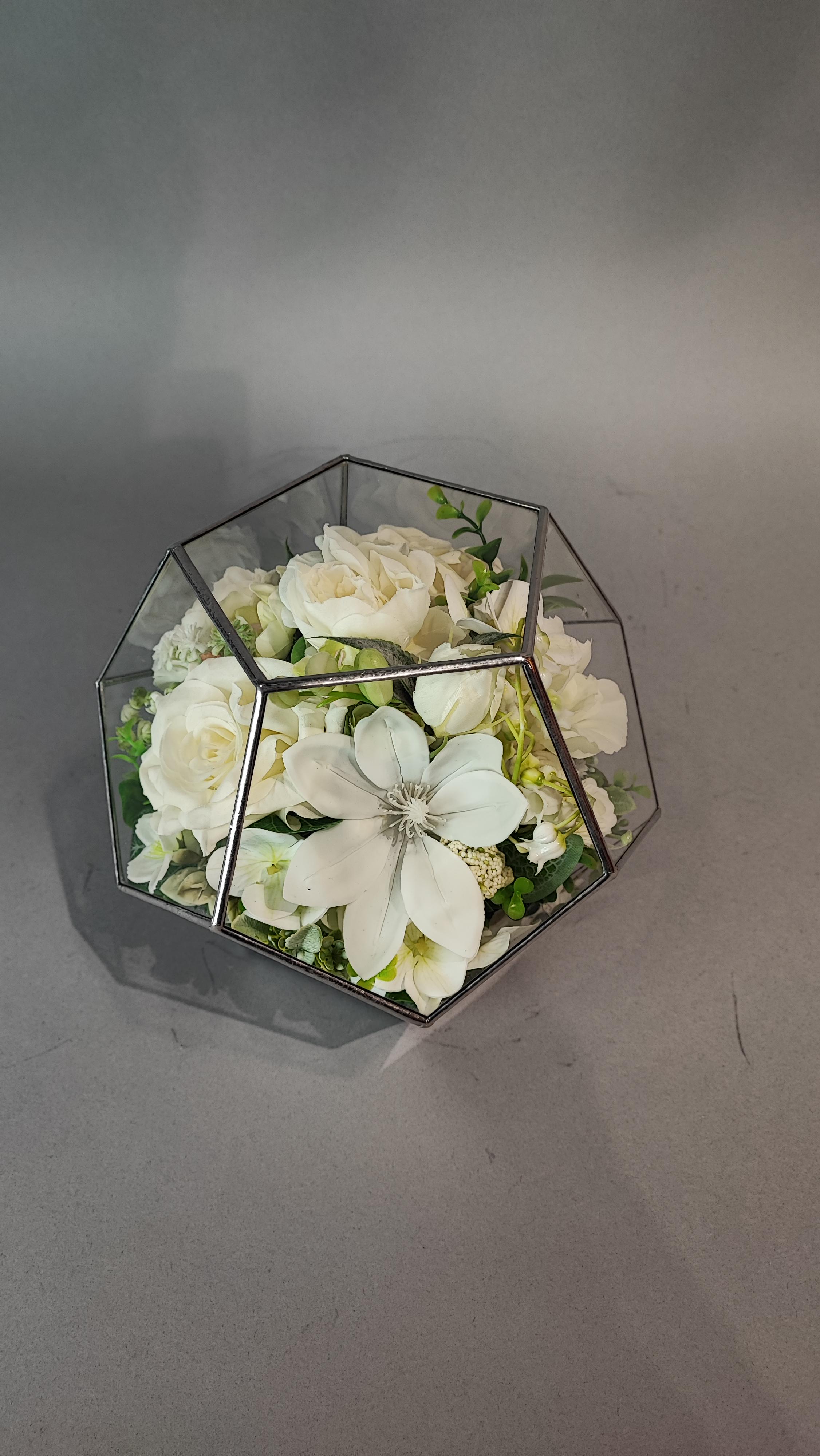 Искусственные цветы скорби траурные ритуальные под стеклом Светлый путь мяч 20х20х20 см