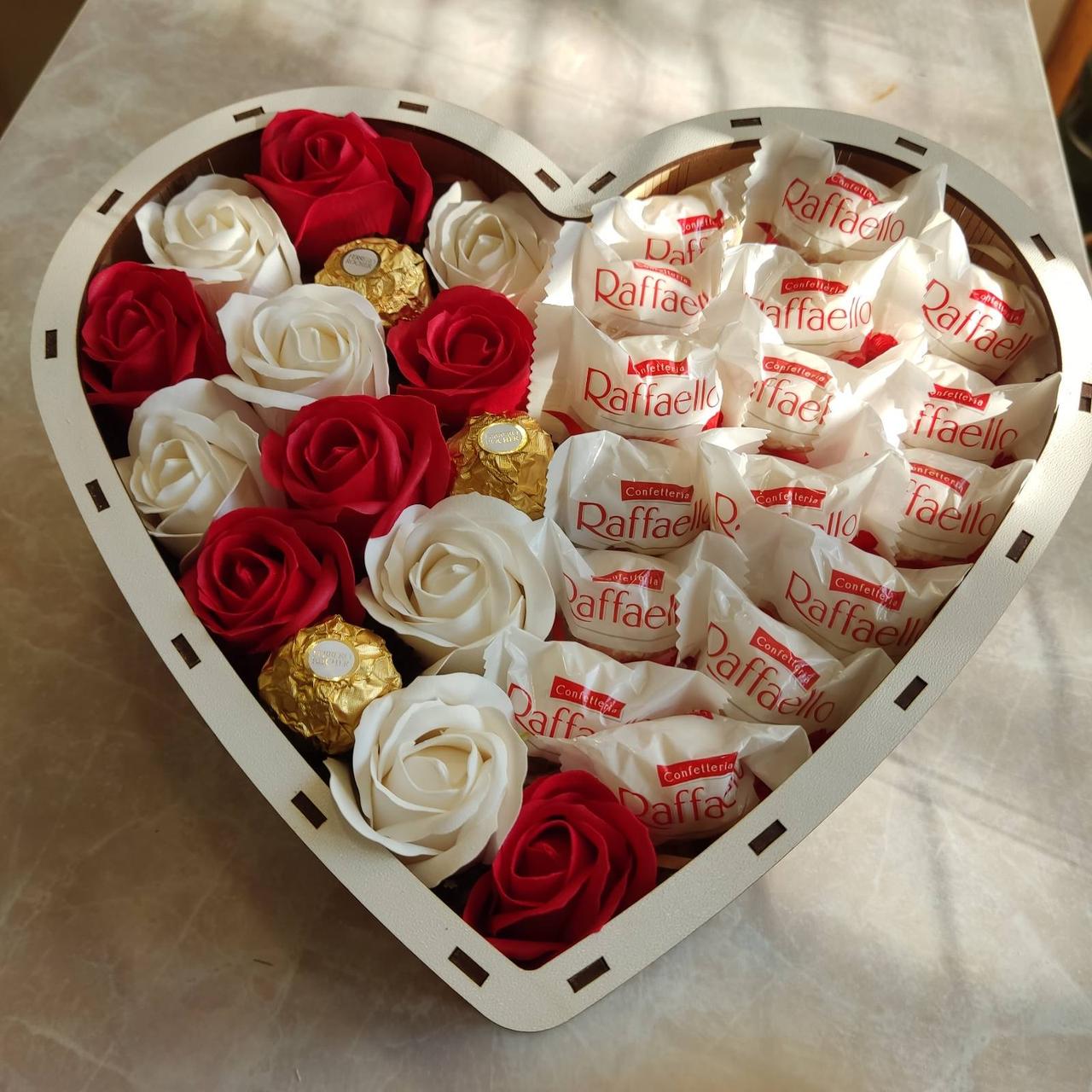 Бокс из конфет Ferrero Raffaello и роз для девушки на день рождения/день влюбленных/8 марта (ar44)