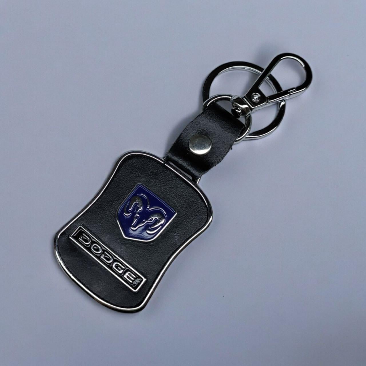 Брелок с логотипом авто Dodge металлический со вставками натуральной кожи карабин с кольцом (2229621923)