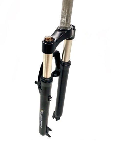 Вилка на велосипед Avanti безрезьбовая c регулировкой и блокировкой 26" Вилка на велосипед Avanti безрезьбовая c регулировкой и блокировкой 26"