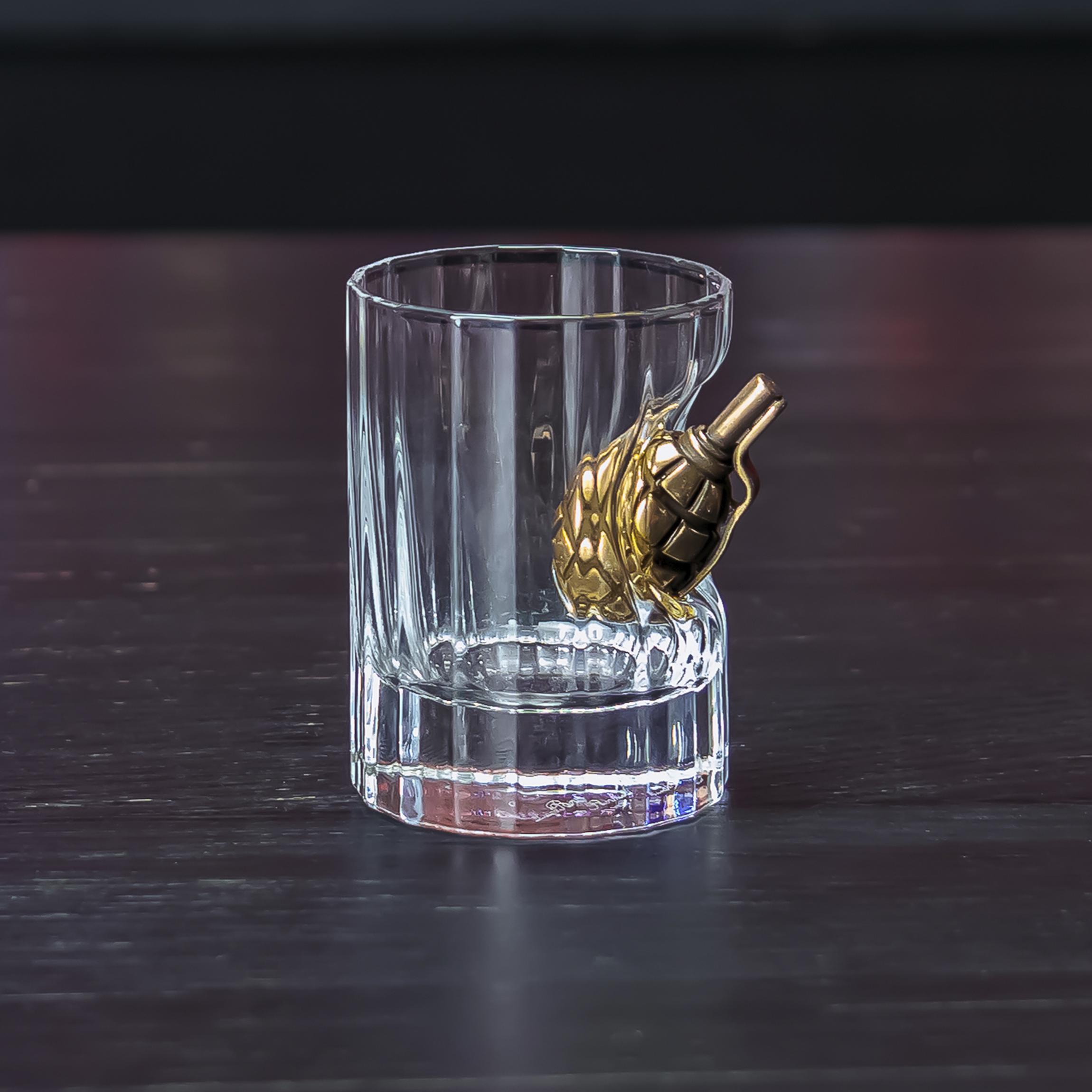 Рюмка граненная хрустальная с лимонкой (24877976)