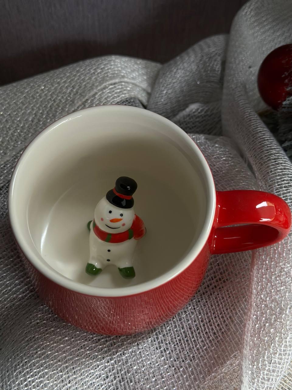 Кружка керамічна Olens 102-1022 Сюрприз Сніговик керамічна 350 мл Червоний (2785733568) - фото 2 Кружка керамічна Olens 102-1022 Сюрприз Сніговик керамічна 350 мл Червоний (2785733568) - фото 2