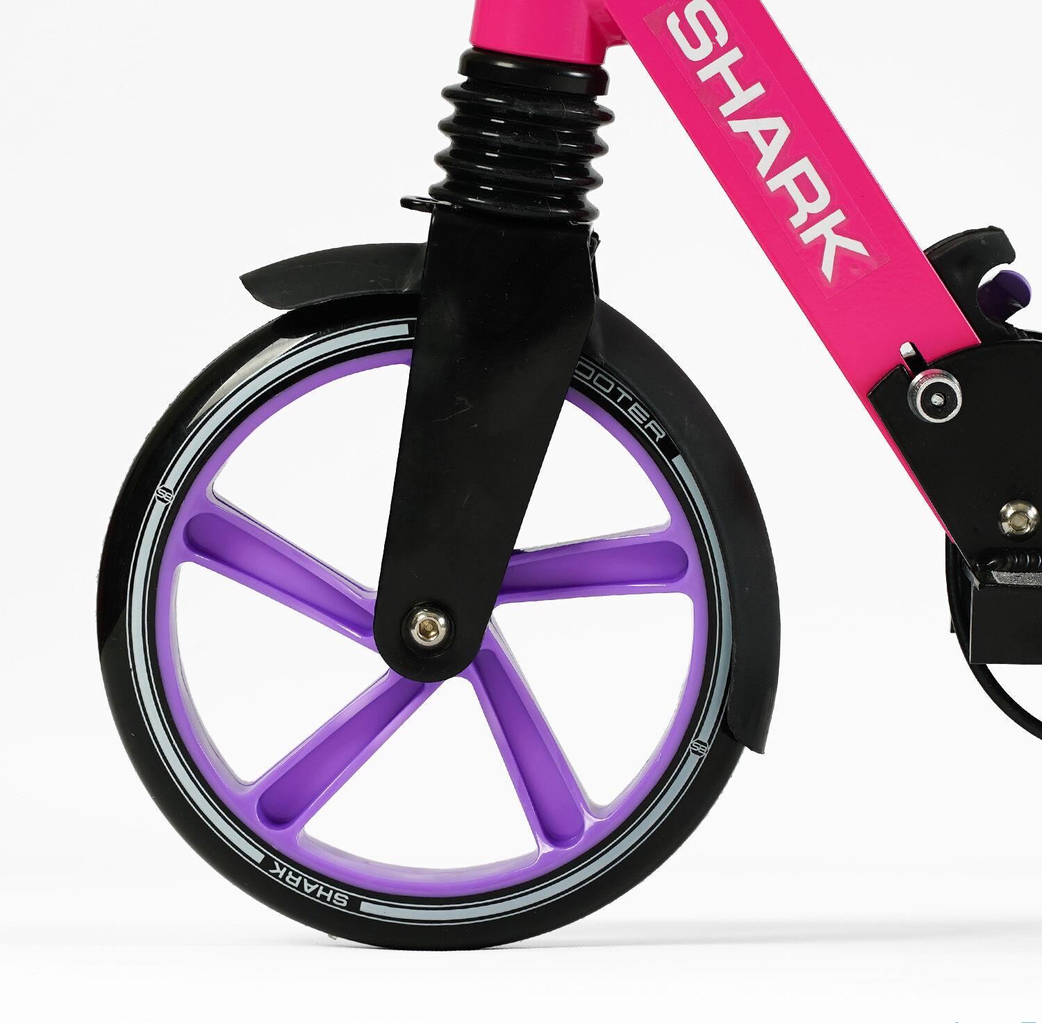 Самокат двоколісний Best Scooter SH-30610/4 SHARK з ручним гальмом/затискач керма/один амортизатор/в коробці/колеса PU 20 см (24996073) - фото 4 Самокат двоколісний Best Scooter SH-30610/4 SHARK з ручним гальмом/затискач керма/один амортизатор/в коробці/колеса PU 20 см (24996073) - фото 4