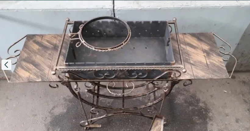 Мангал з дровницею на 10 шампурів із бічними столиками/підставкою для казана/совком/кочергою в комплекті (7080) - фото 4 Мангал з дровницею на 10 шампурів із бічними столиками/підставкою для казана/совком/кочергою в комплекті (7080) - фото 4