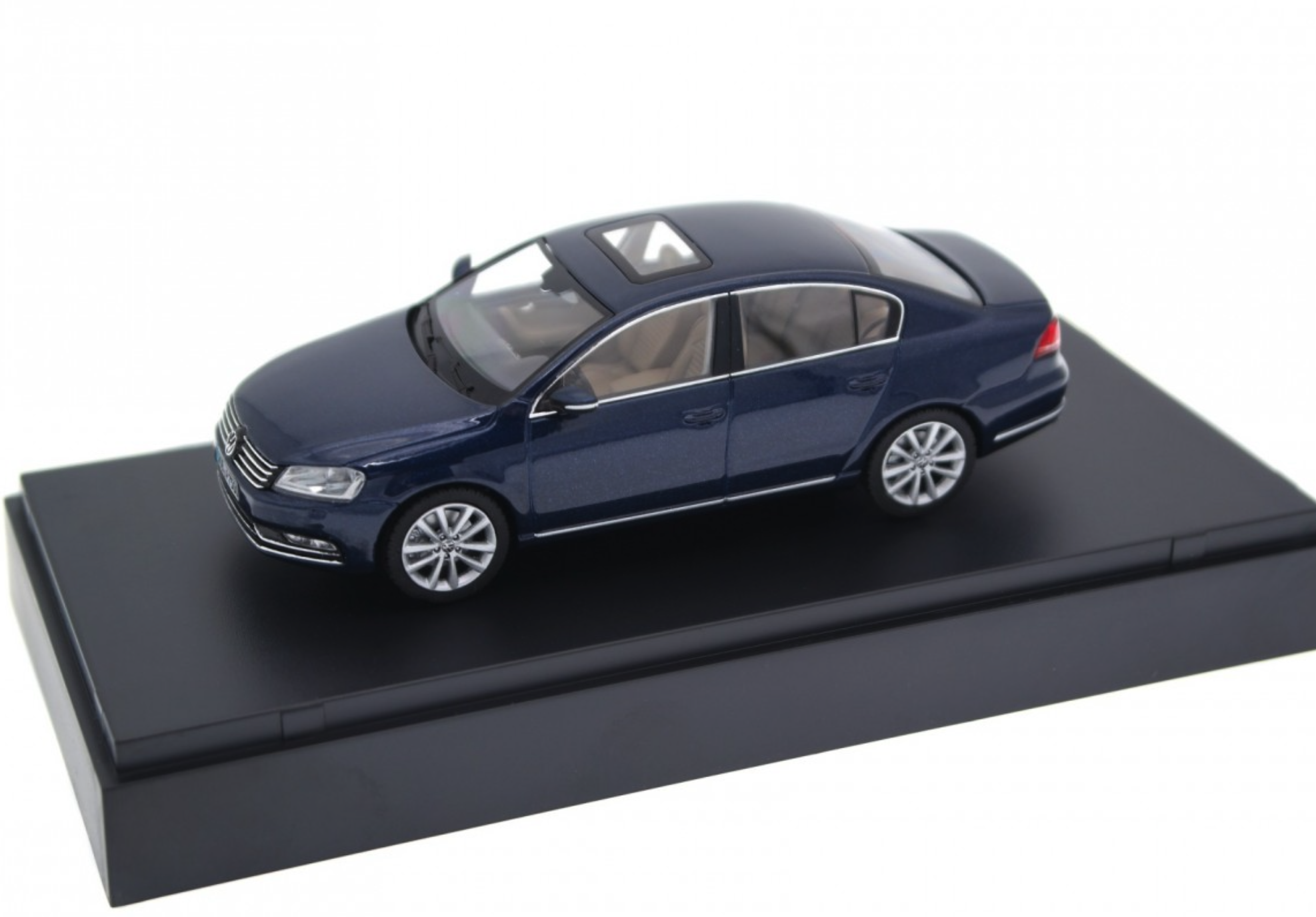 Модель автомобиля 1:43 Volkswagen Passat B7 Saloon Dark Blue (3AE099300H5X) Модель автомобиля 1:43 Volkswagen Passat B7 Saloon Dark Blue (3AE099300H5X)