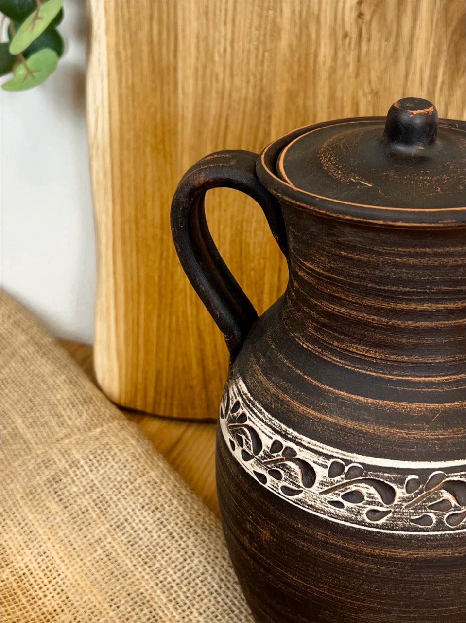 Кувшин керамический глиняный резной с ручкой ангоб 2,5 л (3001-39) - фото 3 Кувшин керамический глиняный резной с ручкой ангоб 2,5 л (3001-39) - фото 3