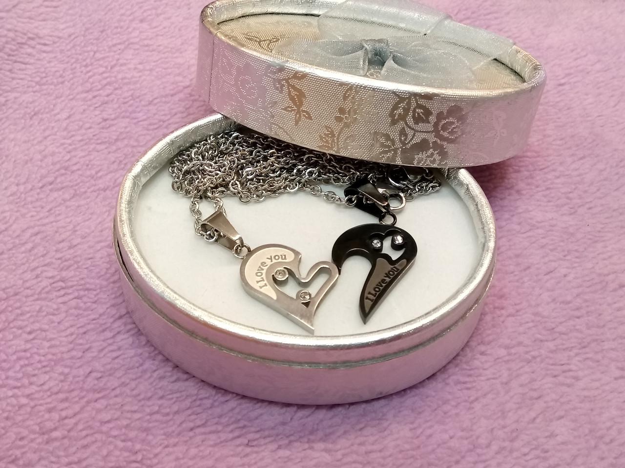 Кулони подвійні серце на ланцюжках гравіювання "I love you" ювелірна сталь Сріблястий/Чорний (74134853) Кулони подвійні серце на ланцюжках гравіювання "I love you" ювелірна сталь Сріблястий/Чорний (74134853)