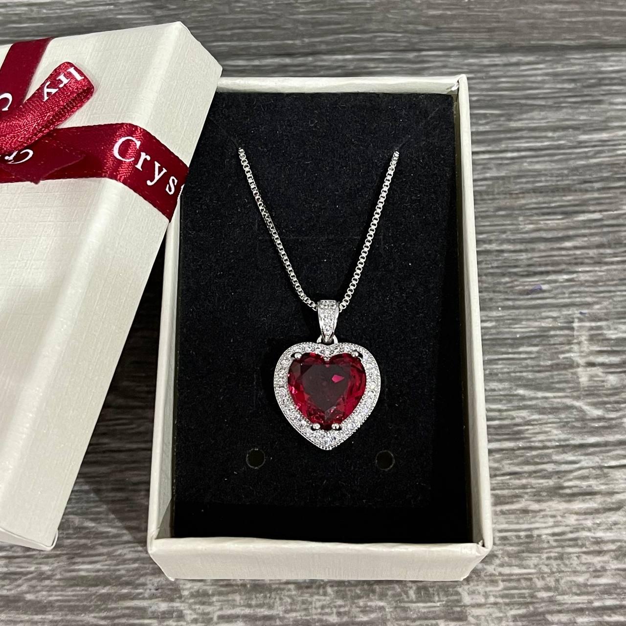 Кулон серебряное сердце с гранатом и цирконами на цепочке (74135633) Кулон серебряное сердце с гранатом и цирконами на цепочке (74135633)