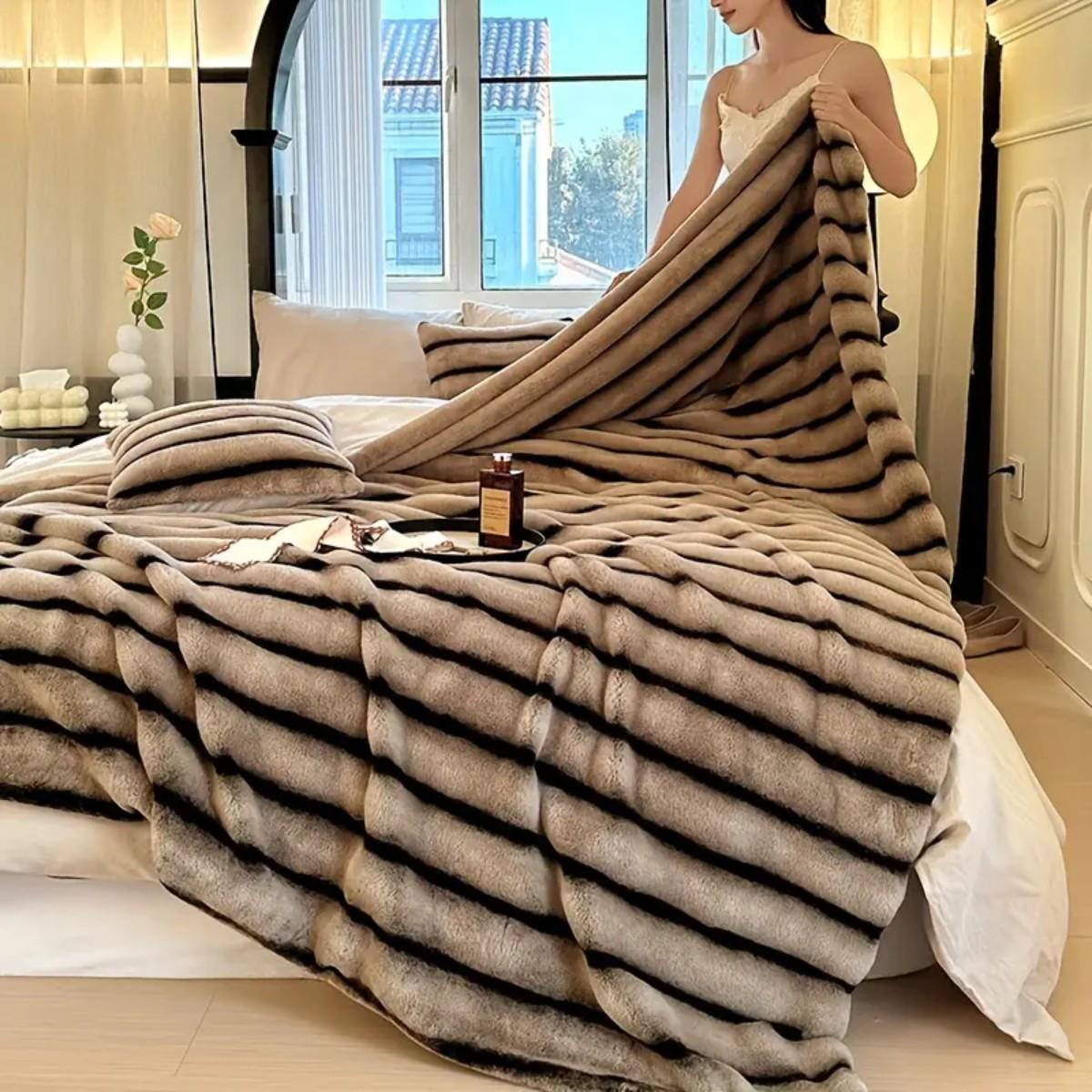 Плед корейский стиль Koloco Кролик евро ширина полоски 10 см 200х230 см Коричневый (40670) - фото 2 Плед корейский стиль Koloco Кролик евро ширина полоски 10 см 200х230 см Коричневый (40670) - фото 2