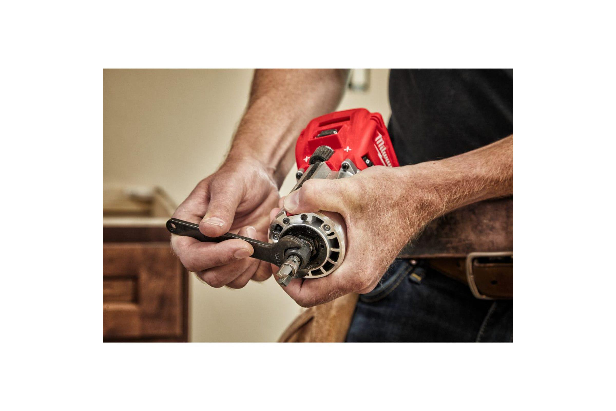 Кромочный фрезер Milwaukee M18 FTR8-0X (4933479073) - фото 5 Кромочный фрезер Milwaukee M18 FTR8-0X (4933479073) - фото 5