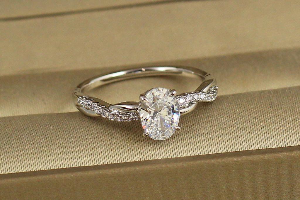 Кольцо Xuping Jewelry Косичка с овальным камнем р. 19 Серебристый (35817103)