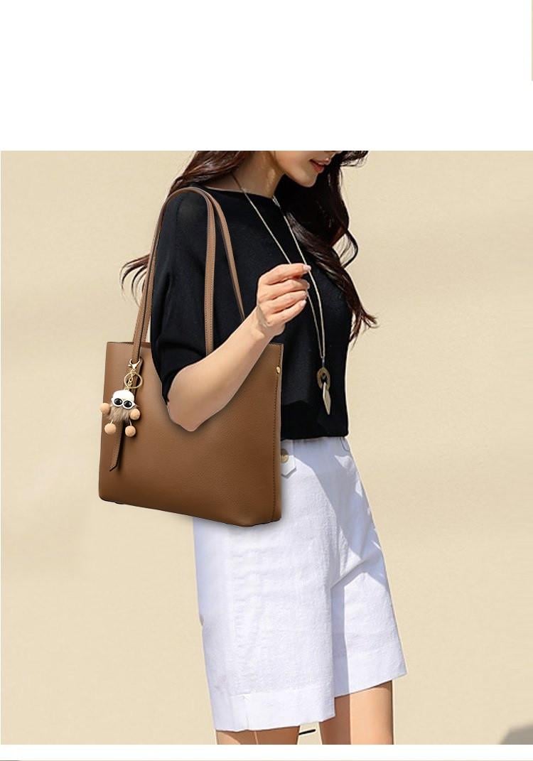 Женская сумка из натуральной кожи с брелком Коричневый