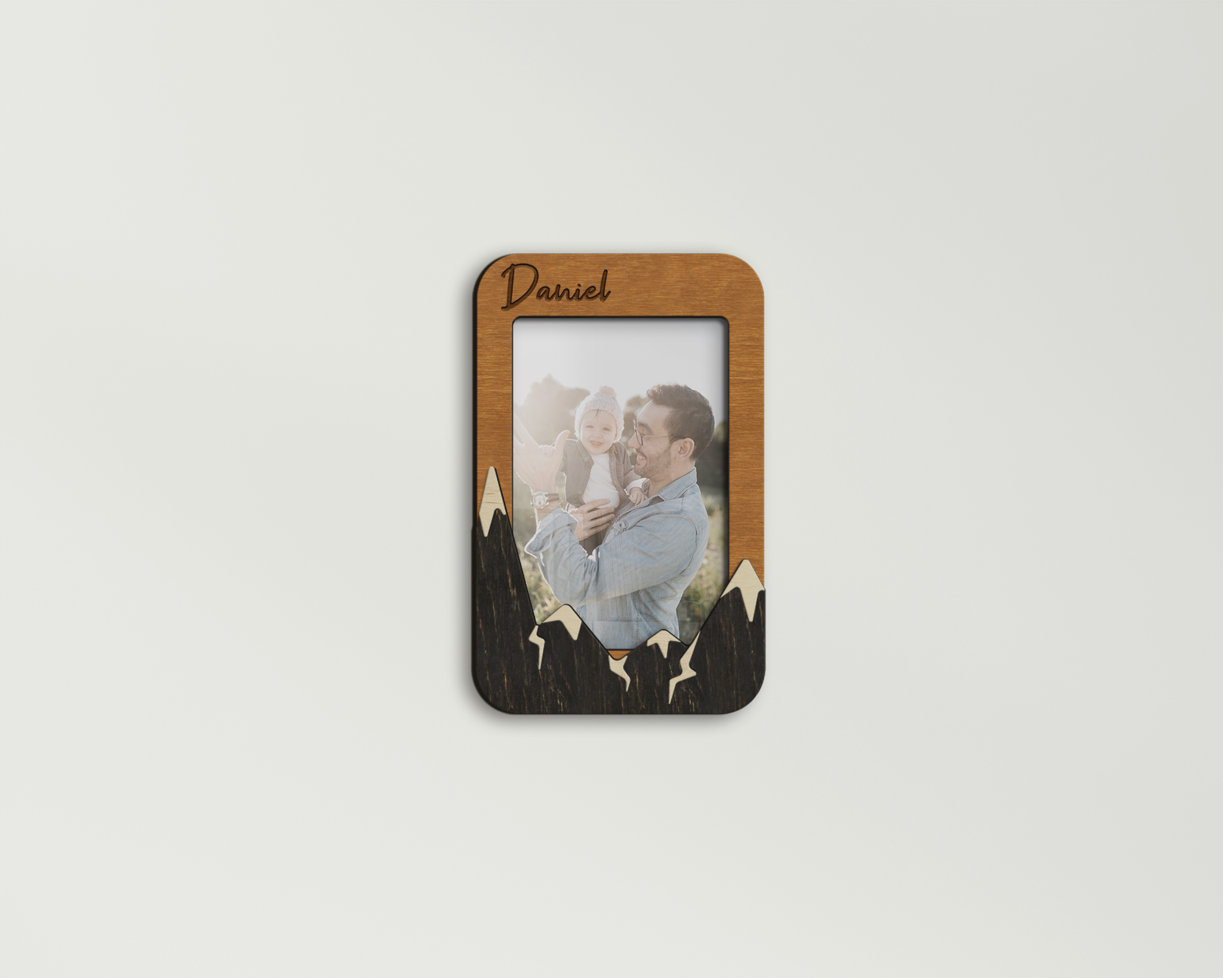 Фоторамка деревянная The Frame Depot Горные вершины под персонализацию Светло-коричневый (mountain_4x6_vertical-1) - фото 1 Фоторамка деревянная The Frame Depot Горные вершины под персонализацию Светло-коричневый (mountain_4x6_vertical-1) - фото 1