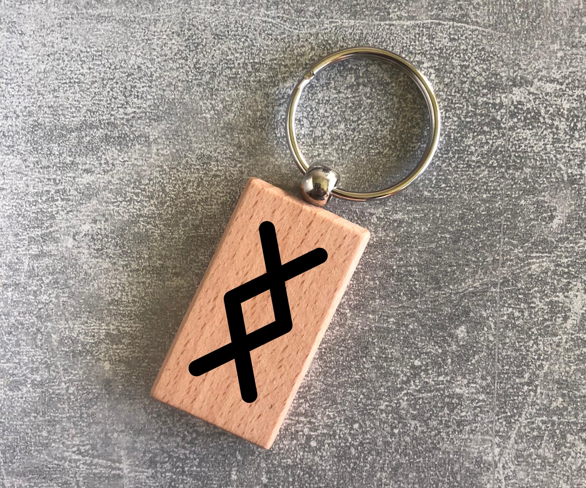 Брелок деревянный с руной Старшого футарк "Ингуз" (15010108022)